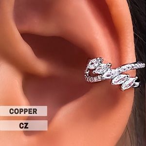 ⚜️𝟯𝟬%𝗢𝗙𝗙 𝗯𝘂𝗻𝗱𝗹𝗲𝘀 𝟯+⚜️ NEW CZ Crisscrossed Ear Cuff